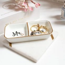 Goedkoop 😍 Verre Esprit Mr En Mrs Sieradenhouder – 11.5 X 5.5 Cm – Keramische Dubbele Ringhouder - Inclusief Geschenkdoos 🎁 -Sieraden-horloges Winkel 550x309 1