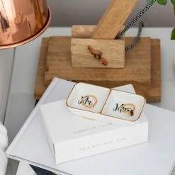 Goedkoop 😍 Verre Esprit Mr En Mrs Sieradenhouder – 11.5 X 5.5 Cm – Keramische Dubbele Ringhouder - Inclusief Geschenkdoos 🎁 -Sieraden-horloges Winkel 550x366 1