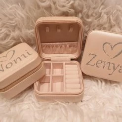 Promo 🛒 Kunstleer Sieradendoosje Met Naam [Juwelen Box] [Sieraden Box] [Reisbox] 👏 -Sieraden-horloges Winkel 550x412 9