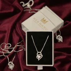 Gloednieuw ⌛ Mea Manu® I Love You To The Moon And Back Ketting - Hartje - Cadeautje Voor Vrouw - Liefdes Verrassing - Valentijn - Valentijn Geschenkset - Geschenkdoos - Valentijn Cadeautje Voor Haar - Moederdag - Moederdag Cadeautje - Zilver 👏 -Sieraden-horloges Winkel 550x464