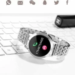 Kopen 😉 Belesy® DARLING Crystal- Smartwatch Dames - Horloge - 1.04 Inch - Kleurenscherm - Stappenteller - Bloeddruk - Hartslag - Staal – Schakelband - Rose Goud 🌟 -Sieraden-horloges Winkel 550x491