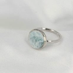 Korting 🧨 My Bendel - Ring Zilver - Met Blauwe Amazoniet Edelsteen - My Bendel - Schitterde Ring Met 12 Mm Ronde Amazoniet Edelsteen - De Aderen In Deze Steen Maken Iedere Ring Uniek - Met Luxe Cadeauverpakking 👏 -Sieraden-horloges Winkel 550x510