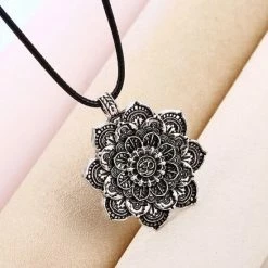 Begroting 😍 Kasey Lotus Bloem Hanger Aan Zwart Leren Koord - Mandala Ketting - Om Teken 🥰 -Sieraden-horloges Winkel 550x550 1144