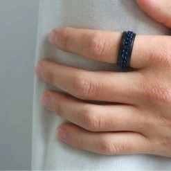 Coupon ⌛ Despora Anxiety Ring - (Ketting) - Stress Ring - Fidget Ring - Anxiety Ring For Finger - Draaibare Ring - Spinning Ring - Zwart-Blauw - (19.25mm / Maat 60) ⌛ -Sieraden-horloges Winkel 550x550 242