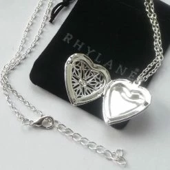 Beste deal 𧨠Ketting 48 Cm + 4 Cm Verstelbaar Met Hart Medaillon Hanger – Zilverkleurig – Rhylane π 11 Beste deal 𧨠Ketting 48 Cm + 4 Cm Verstelbaar Met Hart Medaillon Hanger – Zilverkleurig – Rhylane π -Sieraden-horloges Winkel 550x550 46