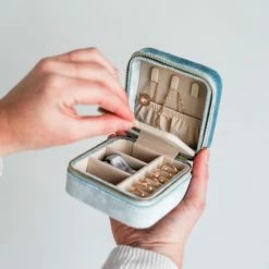 Uitgang 🎉 Lily & Co® Lily&Co® Luxe Sieradendoosje Voor Op Reis - Compacte Sieraden Box - Cadeau Voor Haar - 10x10x5cm - Dusty Blue 🤩 11 Uitgang 🎉 Lily & Co® Lily&Co® Luxe Sieradendoosje Voor Op Reis - Compacte Sieraden Box - Cadeau Voor Haar - 10x10x5cm - Dusty Blue 🤩 -Sieraden-horloges Winkel 550x550 776