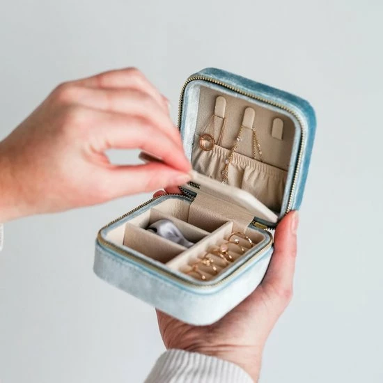 Uitgang 🎉 Lily & Co® Lily&Co® Luxe Sieradendoosje Voor Op Reis - Compacte Sieraden Box - Cadeau Voor Haar - 10x10x5cm - Dusty Blue 🤩 5 Uitgang 🎉 Lily & Co® Lily&Co® Luxe Sieradendoosje Voor Op Reis - Compacte Sieraden Box - Cadeau Voor Haar - 10x10x5cm - Dusty Blue 🤩 - Afbeelding 3