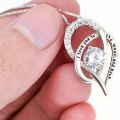 Gloednieuw ⌛ Mea Manu® I Love You To The Moon And Back Ketting - Hartje - Cadeautje Voor Vrouw - Liefdes Verrassing - Valentijn - Valentijn Geschenkset - Geschenkdoos - Valentijn Cadeautje Voor Haar - Moederdag - Moederdag Cadeautje - Zilver 👏 -Sieraden-horloges Winkel 550x620