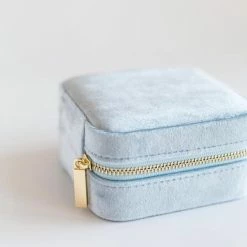 Uitgang 🎉 Lily & Co® Lily&Co® Luxe Sieradendoosje Voor Op Reis - Compacte Sieraden Box - Cadeau Voor Haar - 10x10x5cm - Dusty Blue 🤩 12 Uitgang 🎉 Lily & Co® Lily&Co® Luxe Sieradendoosje Voor Op Reis - Compacte Sieraden Box - Cadeau Voor Haar - 10x10x5cm - Dusty Blue 🤩 -Sieraden-horloges Winkel 550x732 1