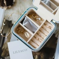 Uitgang 🎉 Lily & Co® Lily&Co® Luxe Sieradendoosje Voor Op Reis - Compacte Sieraden Box - Cadeau Voor Haar - 10x10x5cm - Dusty Blue 🤩 13 Uitgang 🎉 Lily & Co® Lily&Co® Luxe Sieradendoosje Voor Op Reis - Compacte Sieraden Box - Cadeau Voor Haar - 10x10x5cm - Dusty Blue 🤩 -Sieraden-horloges Winkel 550x732 2