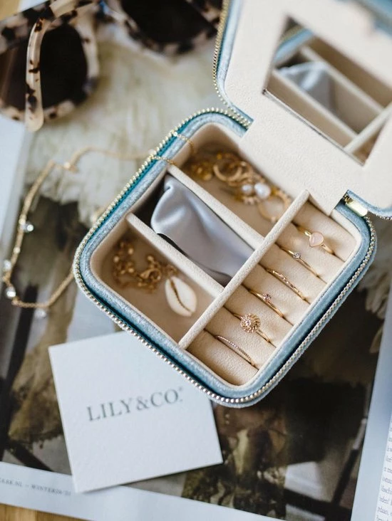 Uitgang 🎉 Lily & Co® Lily&Co® Luxe Sieradendoosje Voor Op Reis - Compacte Sieraden Box - Cadeau Voor Haar - 10x10x5cm - Dusty Blue 🤩 7 Uitgang 🎉 Lily & Co® Lily&Co® Luxe Sieradendoosje Voor Op Reis - Compacte Sieraden Box - Cadeau Voor Haar - 10x10x5cm - Dusty Blue 🤩 - Afbeelding 5