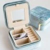 Uitgang ๐ Lily & Co® Lily&Co® Luxe Sieradendoosje Voor Op Reis - Compacte Sieraden Box - Cadeau Voor Haar - 10x10x5cm - Dusty Blue ๐คฉ 1 Uitgang ๐ Lily & Co® Lily&Co® Luxe Sieradendoosje Voor Op Reis - Compacte Sieraden Box - Cadeau Voor Haar - 10x10x5cm - Dusty Blue ๐คฉ -Sieraden-horloges Winkel 550x733 18