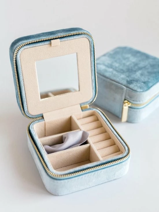 Uitgang 🎉 Lily & Co® Lily&Co® Luxe Sieradendoosje Voor Op Reis - Compacte Sieraden Box - Cadeau Voor Haar - 10x10x5cm - Dusty Blue 🤩 3 Uitgang 🎉 Lily & Co® Lily&Co® Luxe Sieradendoosje Voor Op Reis - Compacte Sieraden Box - Cadeau Voor Haar - 10x10x5cm - Dusty Blue 🤩