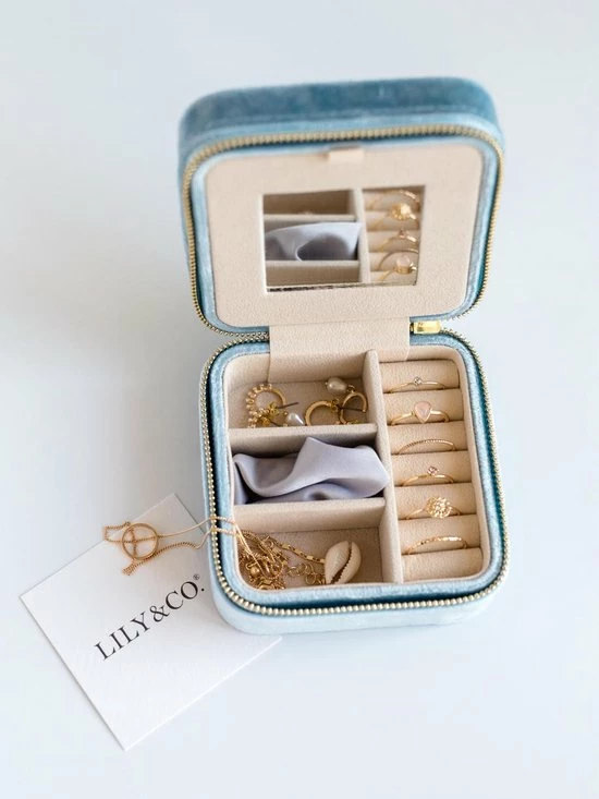 Uitgang 🎉 Lily & Co® Lily&Co® Luxe Sieradendoosje Voor Op Reis - Compacte Sieraden Box - Cadeau Voor Haar - 10x10x5cm - Dusty Blue 🤩 4 Uitgang 🎉 Lily & Co® Lily&Co® Luxe Sieradendoosje Voor Op Reis - Compacte Sieraden Box - Cadeau Voor Haar - 10x10x5cm - Dusty Blue 🤩 - Afbeelding 2