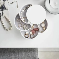 Beste deal 🎁 Yamazaki Sieradendoos Draaibaar Wit - Wit - Decoratief ⭐ 39 Beste deal 🎁 Yamazaki Sieradendoos Draaibaar Wit - Wit - Decoratief ⭐ -Sieraden-horloges Winkel 550x824 4